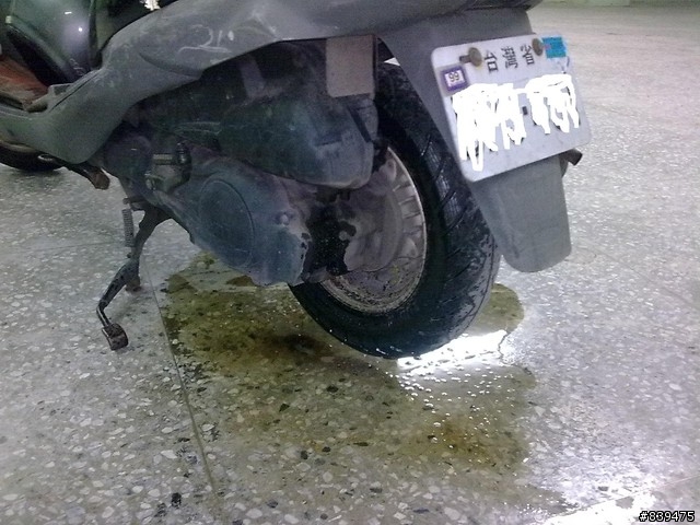天呀!!愛車吐油了!