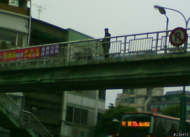 經過羅斯福路跟興隆路交接口的人要注意了