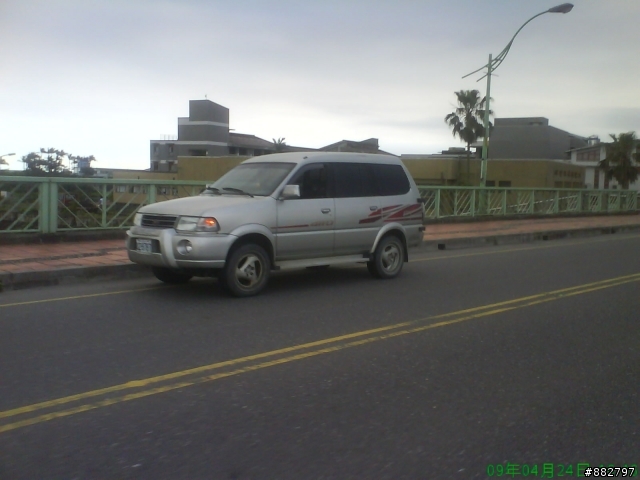 誇張的橋上停車