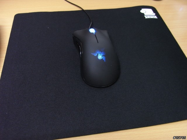不專業[開箱]Razer DeathAdder 1800dpi 奎蛇藍光雷射光學滑鼠 補上 Zowie P-RF鼠墊