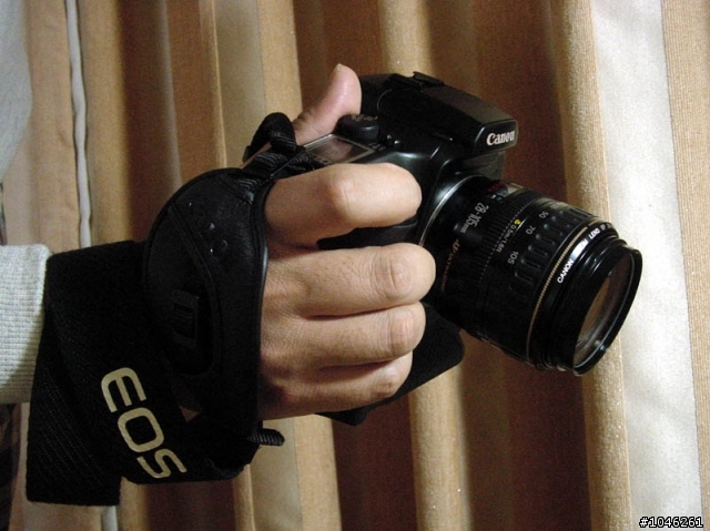 [分享]Canon E1腕帶的標準安裝方法及使用心得
