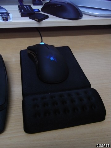 不專業[開箱]Razer DeathAdder 1800dpi 奎蛇藍光雷射光學滑鼠 補上 Zowie P-RF鼠墊