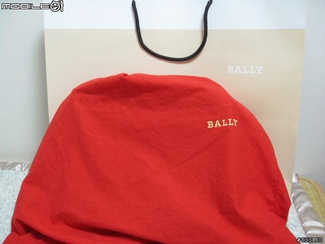 新入手的Bally側背包....