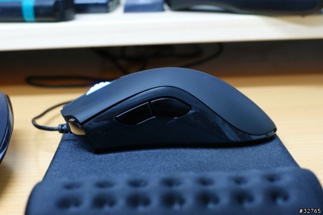 不專業[開箱]Razer DeathAdder 1800dpi 奎蛇藍光雷射光學滑鼠 補上 Zowie P-RF鼠墊