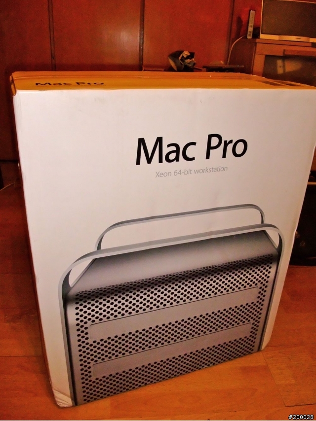 定製的MACPRO扛回來了。上開箱圖啦！嘻嘻