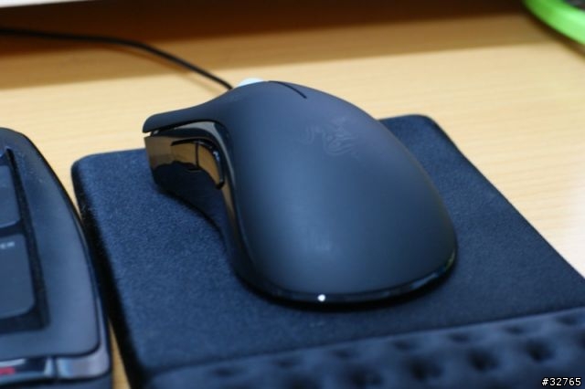 不專業[開箱]Razer DeathAdder 1800dpi 奎蛇藍光雷射光學滑鼠 補上 Zowie P-RF鼠墊