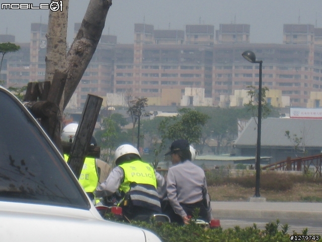 【有圖有真相】警察知法犯法.不戴安全帽