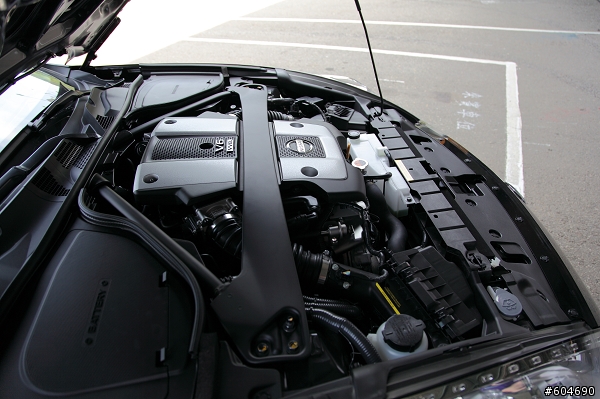 開370Z以時速200km UP在柏油路上狂奔