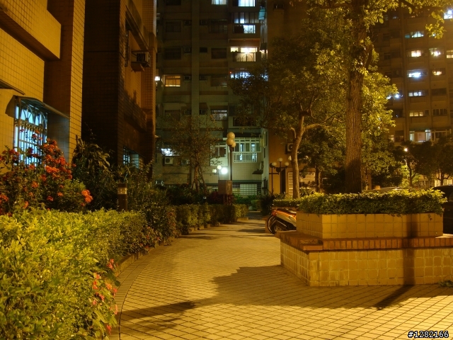 夜景大樓越蓋越高別垮下來阿~