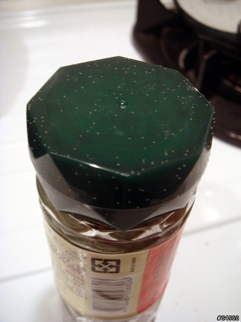 [HELP] 發現調味料瓶蓋上的不明白色小蟲(有圖)