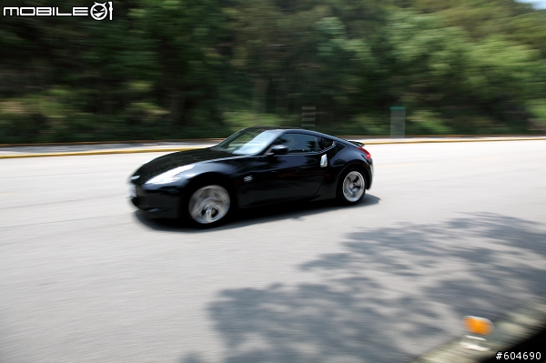 開370Z以時速200km UP在柏油路上狂奔