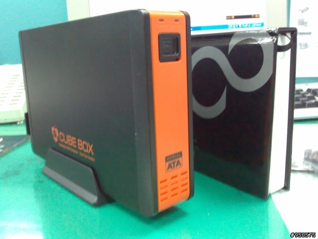 開箱 CuBe BOX 3.5"USB/eSATA硬碟外接盒