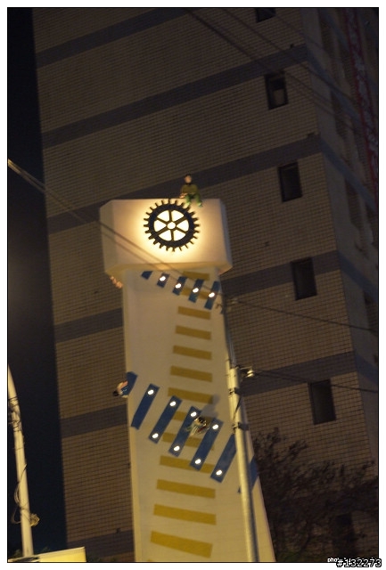 大驚．有人在警察局對面爬高高，他想要幹嘛?