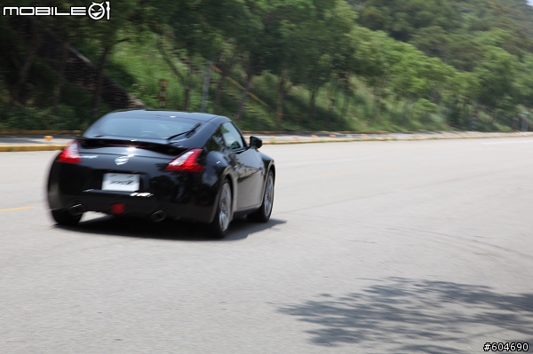 開370Z以時速200km UP在柏油路上狂奔