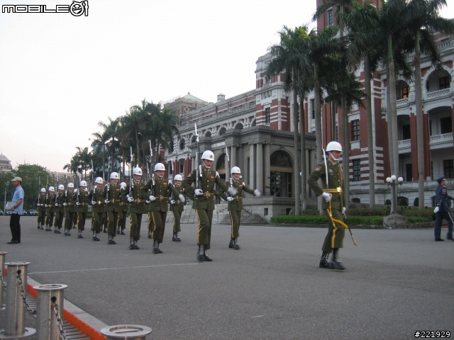 總統府前的降旗儀式-憲兵鐵衛隊與空軍樂隊