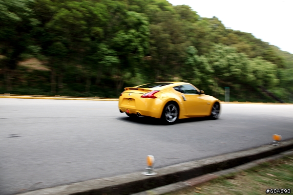 開370Z以時速200km UP在柏油路上狂奔