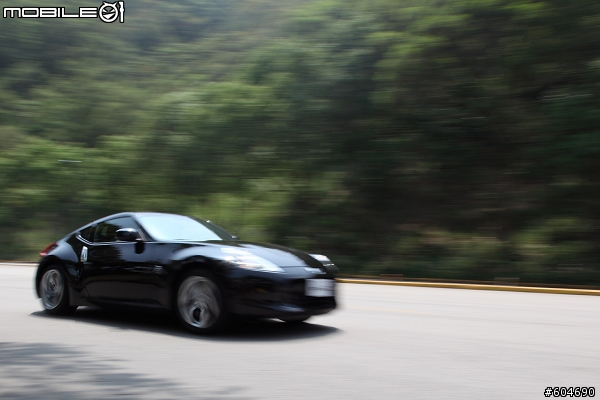 開370Z以時速200km UP在柏油路上狂奔