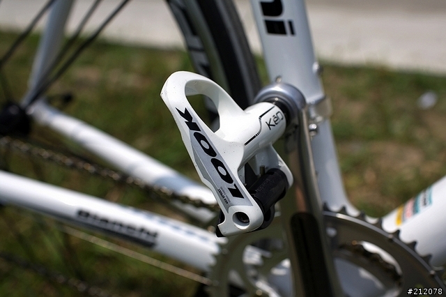 [分享] Bianchi 928 Carbon Tech {存了好久，好不容易通過女王申請的一部車 =..=}
