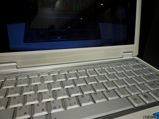 《開箱文》就愛white(ASUS F6VE)