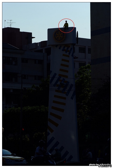 大驚．有人在警察局對面爬高高，他想要幹嘛?