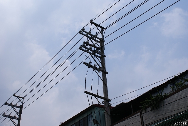 請問一下各位先進.這個電線桿上的是不是高壓電..?