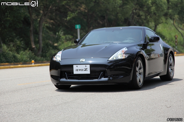 開370Z以時速200km UP在柏油路上狂奔