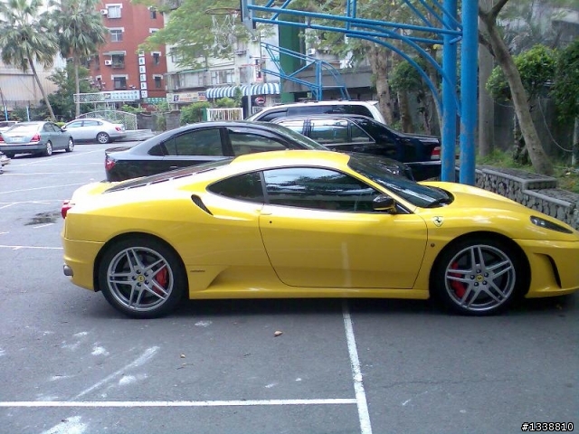 哇~我們學校停了一匹黃馬