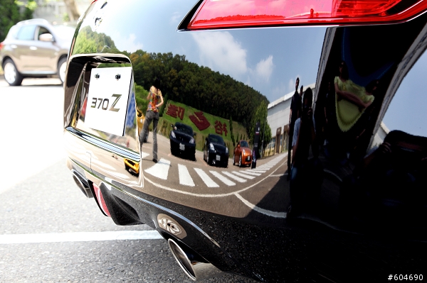 開370Z以時速200km UP在柏油路上狂奔