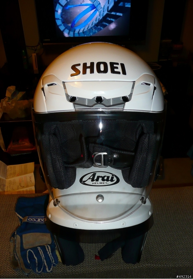 不好意思,想請教一下哪裡可以買到 Arai GP-5?