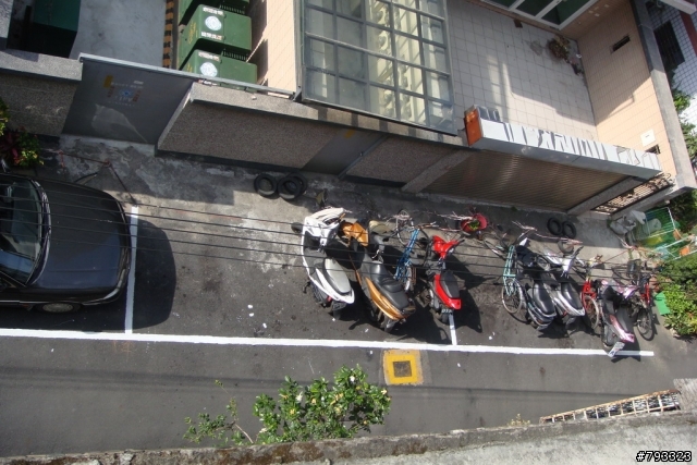 有土地所有權狀所以可以在巷弄間設停車場收費???