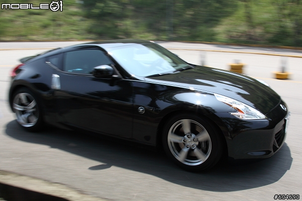 開370Z以時速200km UP在柏油路上狂奔