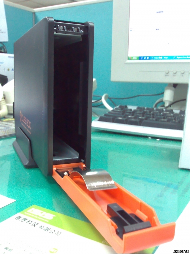 開箱 CuBe BOX 3.5"USB/eSATA硬碟外接盒