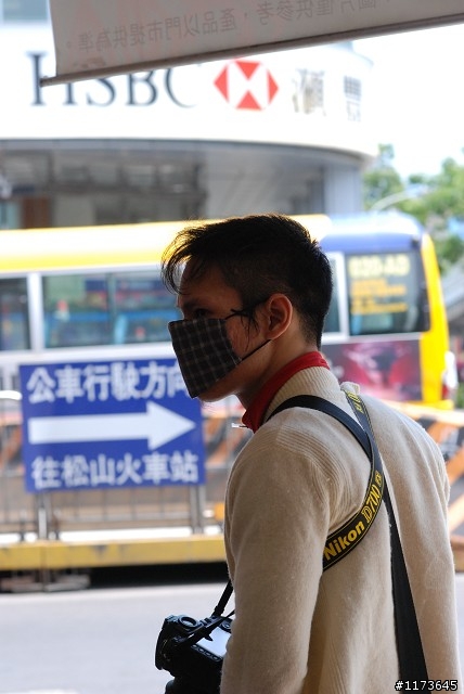 UPDATE~汽機車族 請注意安全並小心偷拍(建國南京)
