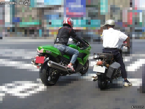 [目擊]兩台罕見的雙排氣管檔車