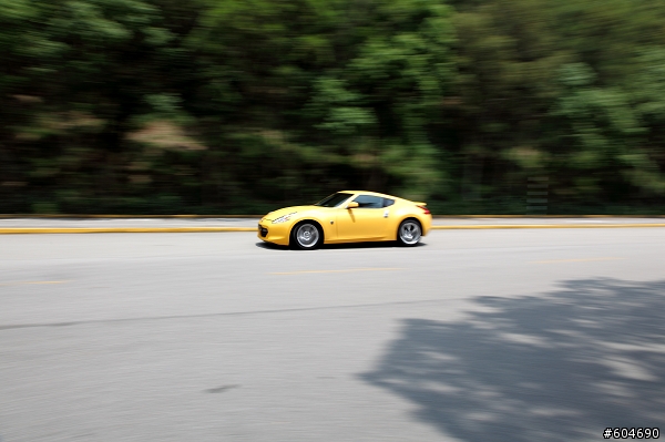 開370Z以時速200km UP在柏油路上狂奔