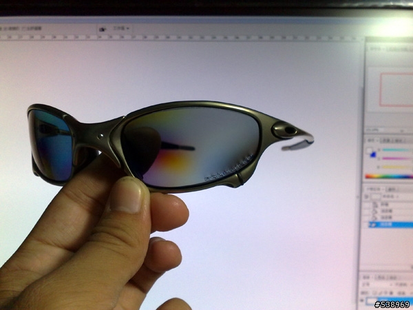 另一隻有型的Oakley DICTATE™ 4.0