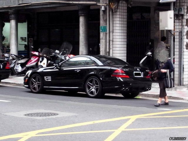 (分享) 巧遇新款SL63 AMG ~ 有圖 ♪
