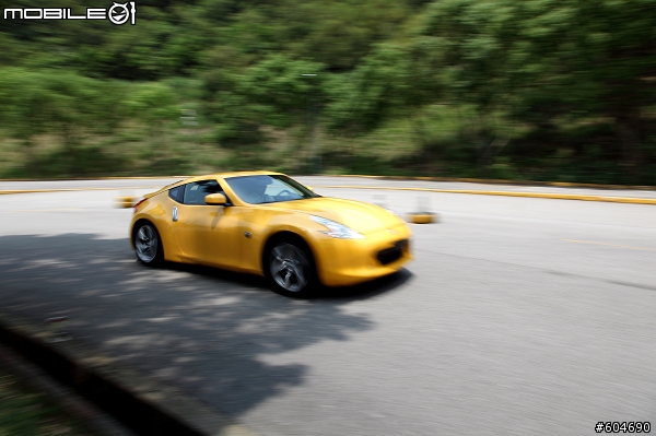 開370Z以時速200km UP在柏油路上狂奔