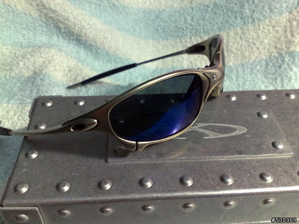 另一隻有型的Oakley DICTATE™ 4.0