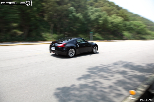 開370Z以時速200km UP在柏油路上狂奔