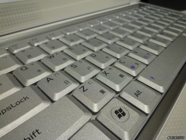 《開箱文》就愛white(ASUS F6VE)