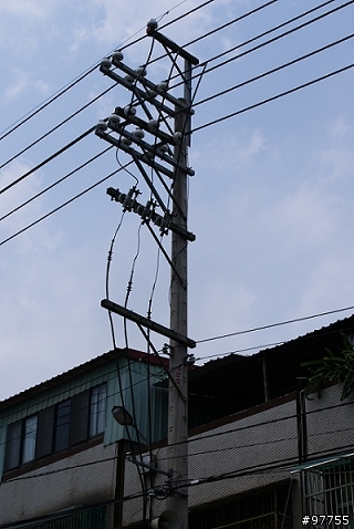 請問一下各位先進.這個電線桿上的是不是高壓電..?