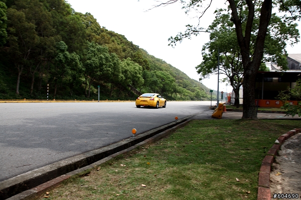 開370Z以時速200km UP在柏油路上狂奔