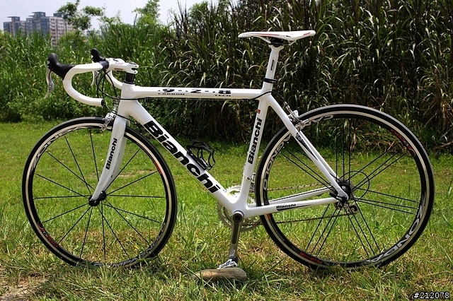 [分享] Bianchi 928 Carbon Tech {存了好久，好不容易通過女王申請的一部車 =..=}