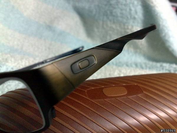 另一隻有型的Oakley DICTATE™ 4.0