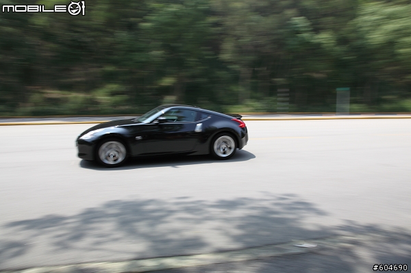 開370Z以時速200km UP在柏油路上狂奔