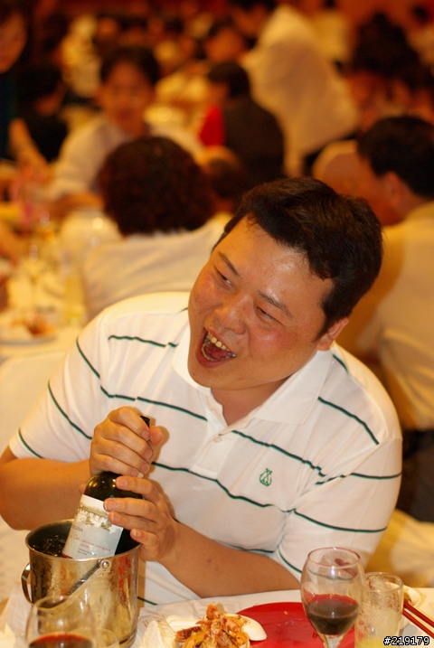 我朋友在我婚禮上的照片，各方高手能幫我的朋友修圖一下嗎？