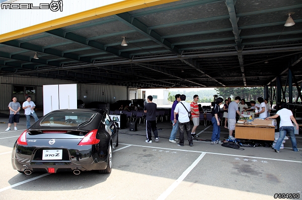 開370Z以時速200km UP在柏油路上狂奔