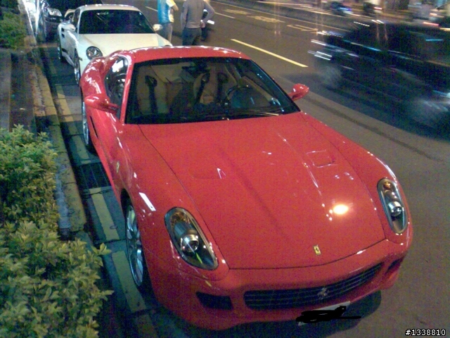 再來貼圖囉   (最近很有跑車運)