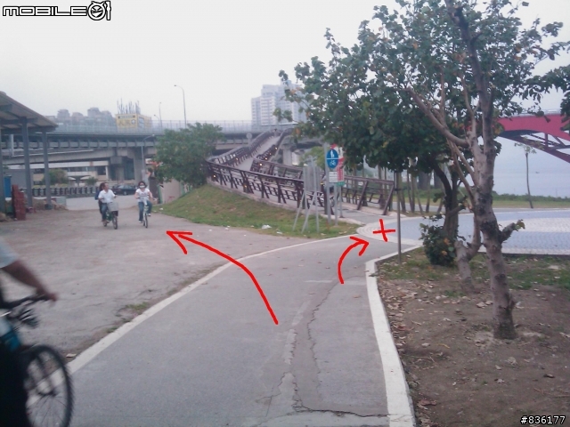 八里左岸路線多處施工有夜騎此路段車友請小心行駛
